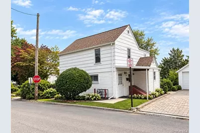 11 Lee Court, Great Neck, NY 11024 - Photo 1