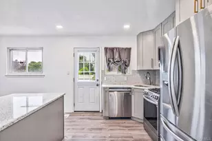 152 Alkier St, Brentwood, NY 11717 - Photo 8
