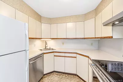 11 E Hollywood Avenue, Lindenhurst, NY 11757 - Photo 20
