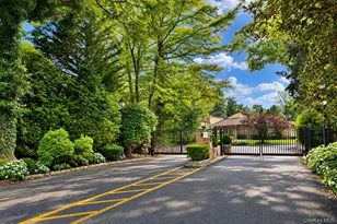 19 Woodcrest Dr, Roslyn, NY 11576 - Photo 2