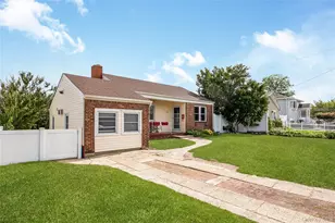 19 Rainbow Ln, Lindenhurst, NY 11757 - Photo 2