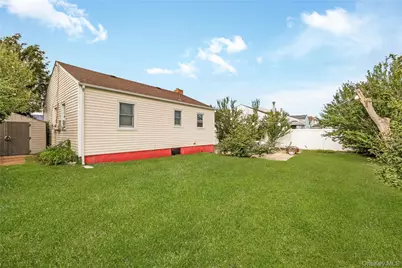 19 Rainbow Lane, Lindenhurst, NY 11757 - Photo 8