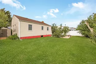 19 Rainbow Ln, Lindenhurst, NY 11757 - Photo 8