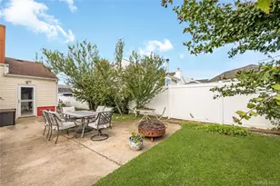 19 Rainbow Ln, Lindenhurst, NY 11757 - Photo 4