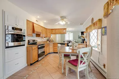 963 Sycamore Avenue, Bohemia, NY 11716 - Photo 8