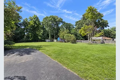 80 Carroll Avenue, Ronkonkoma, NY 11779 - Photo 16
