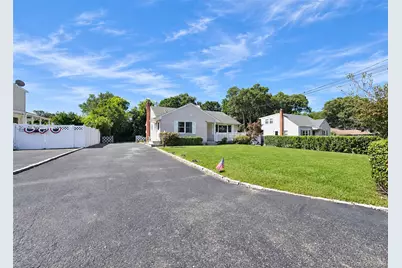 80 Carroll Avenue, Ronkonkoma, NY 11779 - Photo 2