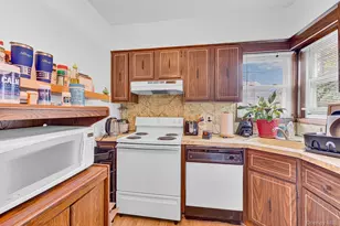 569 Greenway E, West Hempstead, NY 11552 - Photo 10