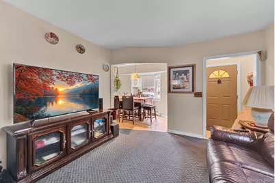 569 Greenway E, West Hempstead, NY 11552 - Photo 6
