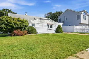 11 Hoover Ln, Bethpage, NY 11714 - Photo 2