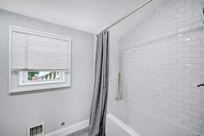 110 N Park Avenue, Bay Shore, NY 11706 - Photo 28