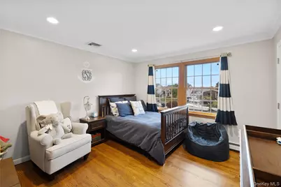24 South Plaza, Amityville, NY 11701 - Photo 20