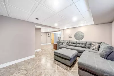 525 Secatogue Avenue, Farmingdale, NY 11735 - Photo 24