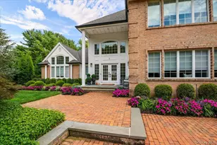 5 Landing Ct, Dix Hills, NY 11746 - Photo 2