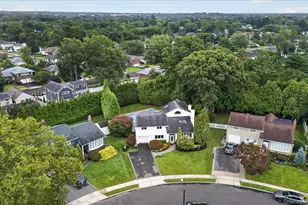 33 Phipps Ln, Plainview, NY 11803 - Photo 4