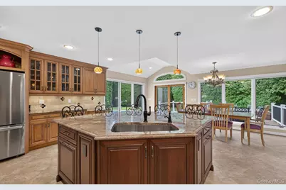 33 Phipps Lane, Plainview, NY 11803 - Photo 12