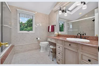 33 Phipps Lane, Plainview, NY 11803 - Photo 28