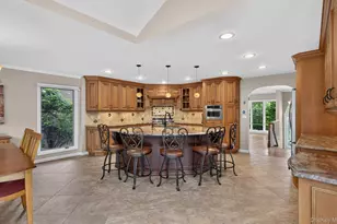 33 Phipps Ln, Plainview, NY 11803 - Photo 8