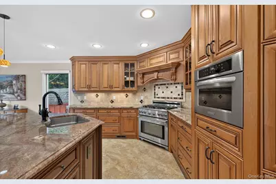 33 Phipps Lane, Plainview, NY 11803 - Photo 10