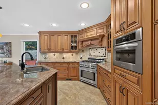 33 Phipps Ln, Plainview, NY 11803 - Photo 10