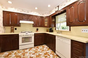 211 Wellington Rd, Garden City, NY 11530 - Photo 8