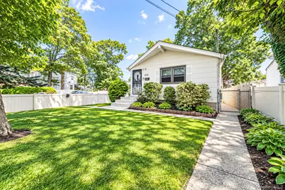 276 Deauville Boulevard, Copiague, NY 11726 - Photo 2