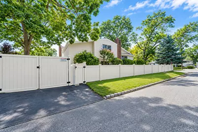 276 Deauville Boulevard, Copiague, NY 11726 - Photo 32
