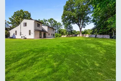 7 Berkshire Court, Huntington Station, NY 11746 - Photo 4