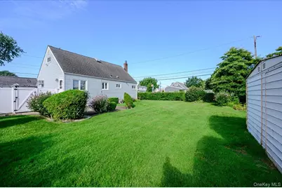 957 N Fulton Avenue, Lindenhurst, NY 11757 - Photo 2