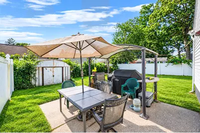 223 N Fulton Avenue, Lindenhurst, NY 11757 - Photo 12