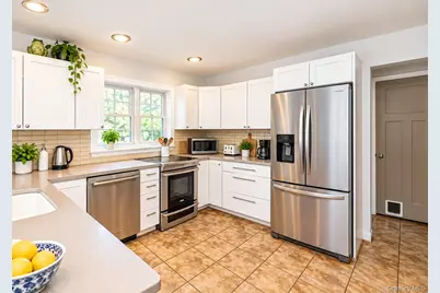 72 S Penataquit Avenue, Bay Shore, NY 11706 - Photo 10