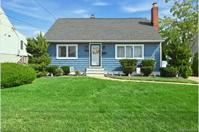 293 Roosevelt Avenue, Freeport, NY 11520 - Photo 2