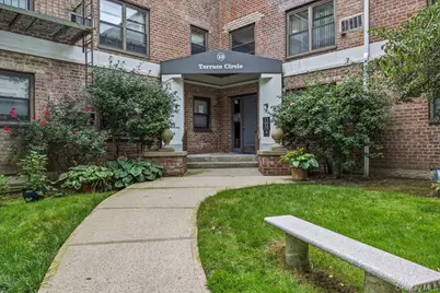 13 Terrace Circle #2B, Great Neck, NY 11021 - Photo 2