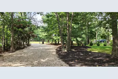 5 Emily Court, Hampton Bays, NY 11946 - Photo 4