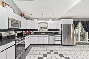 21 Aberdeen Dr, Mastic, NY 11950 - Photo 10
