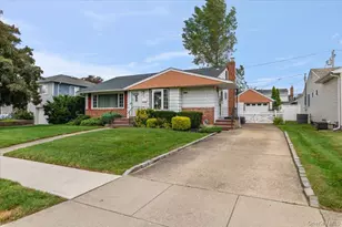 41 Cornell Ln, Hicksville, NY 11801 - Photo 2