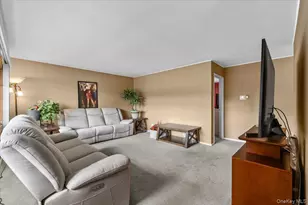 41 Cornell Ln, Hicksville, NY 11801 - Photo 4