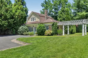 1058 Plandome Rd, Manhasset, NY 11030 - Photo 2