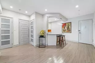 1 Town House Pl, Great Neck, NY 11021 - Photo 10