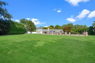135 Hickman Street, Syosset, NY 11791 - Photo 28