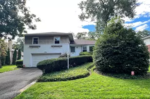 108 Gilmar Ln, Roslyn Heights, NY 11577 - Photo 2