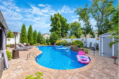 833 N Fulton Avenue, Lindenhurst, NY 11757 - Photo 18