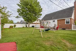 561 Parker Ave, Levittown, NY 11756 - Photo 20