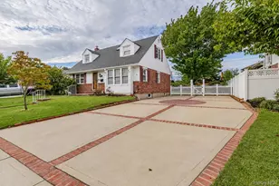 561 Parker Ave, Levittown, NY 11756 - Photo 2