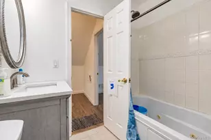 561 Parker Ave, Levittown, NY 11756 - Photo 16