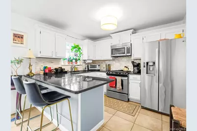 208 Hendrick Avenue E, Glen Cove, NY 11542 - Photo 10