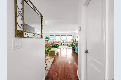 208 Hendrick Avenue E, Glen Cove, NY 11542 - Photo 8