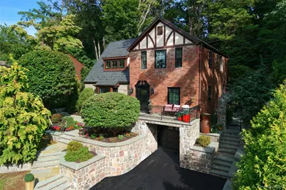 17 Sinclair Martin Drive, Roslyn, NY 11576 - Photo 2