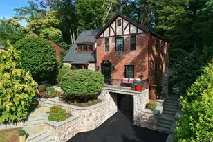 17 Sinclair Martin Dr, Roslyn, NY 11576 - Photo 2