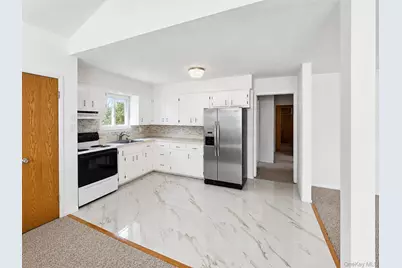17 Fordham Road, West Babylon, NY 11704 - Photo 2